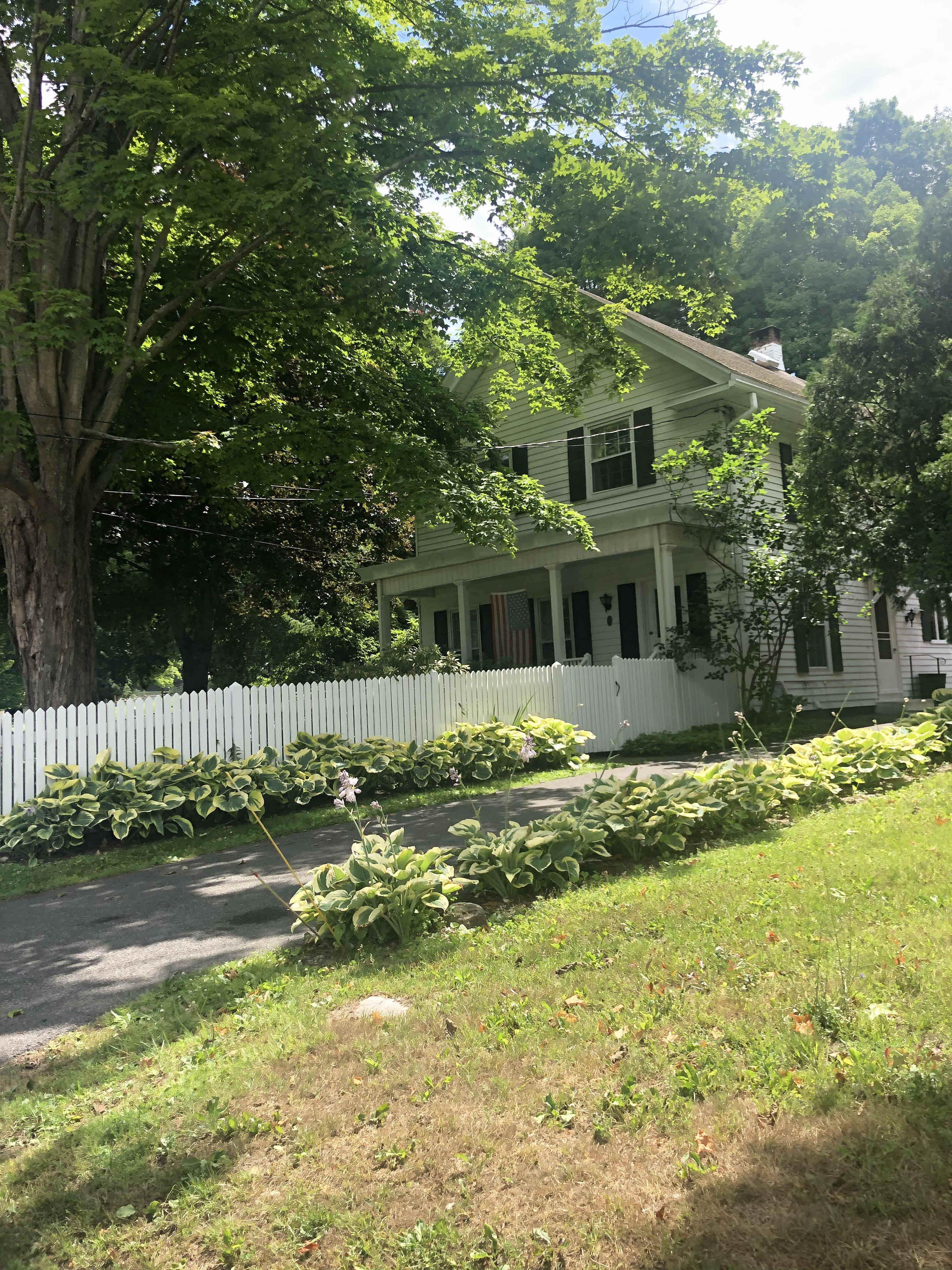 Building photograph for 4 UNDERMOUNTAIN ROAD